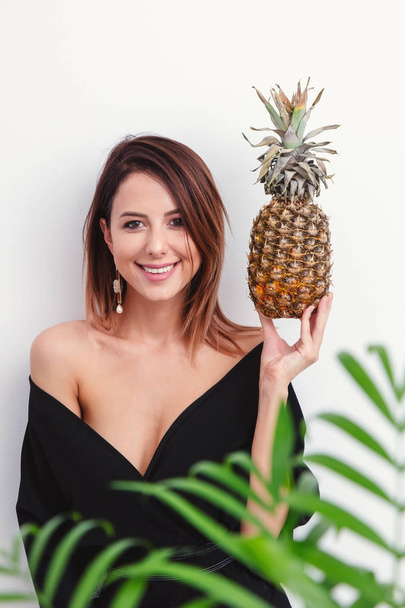 Porträt einer Frau mit Ananas  - Foto, Bild