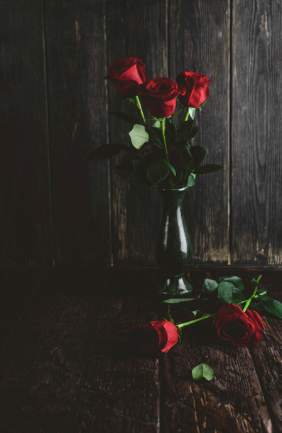 Flores de rosa roja en jarrón sobre fondo de madera en mal estado, concepto de día de San Valentín
 - Foto, Imagen