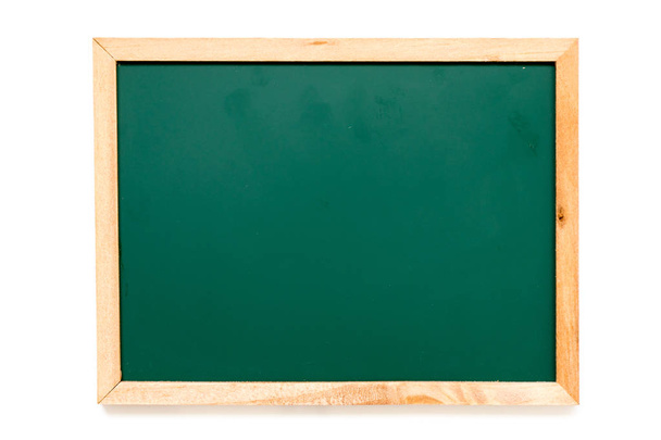 Lege groene kleur schoolbord op witte achtergrond met kopie ruimte voor tekst of woord voor advertentie toevoegen - Foto, afbeelding