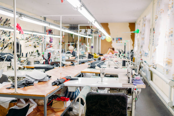 oficina de produção de roupas, máquinas de costura em tecido. Indústria de confecção de vestidos, Equipamentos para alfaiataria profissional
 - Foto, Imagem