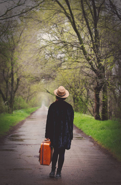 Chica joven con maleta
 - Foto, Imagen