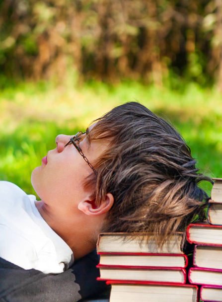 Zmęczony nastolatek z książek - Zdjęcie, obraz
