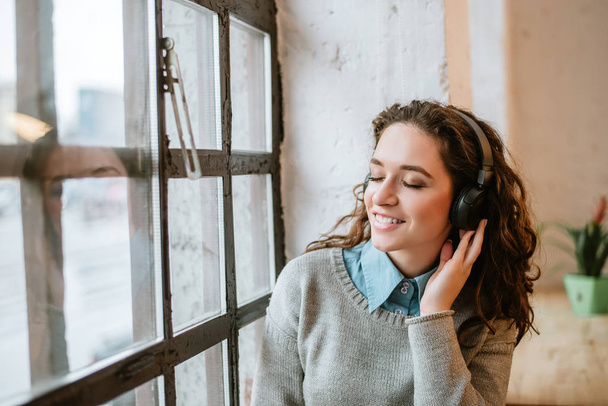 woman listening to music. - Foto, Imagen