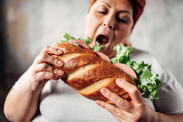 Gruba kobieta jedzenie kanapka big, niezdrowym stylem życia i koncepcji otyłości - Zdjęcie, obraz