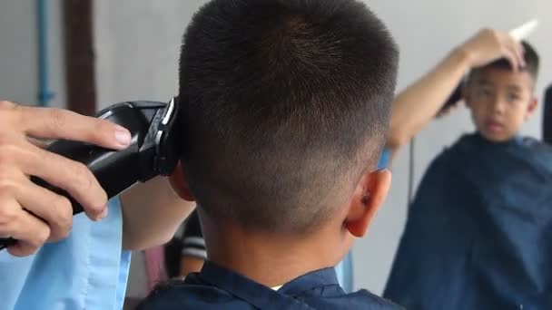 Thailändische Kinder schmücken ihre Frisuren im Urlaub. - Filmmaterial, Video