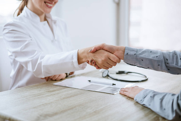 Handshake between doctor and patient - Φωτογραφία, εικόνα