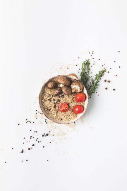 tasainen lay koostumus raaka riisi kulhoon sieniä ja tomaatteja valkoinen pöytälevy
 - Valokuva, kuva