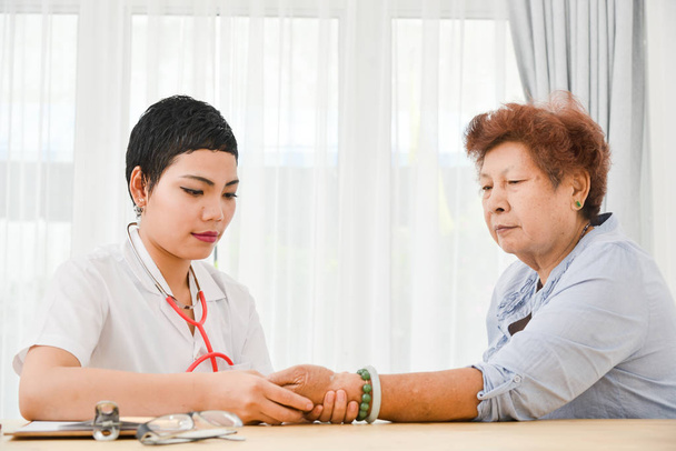 Médico revisando a su paciente senior
 - Foto, Imagen