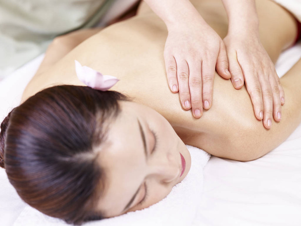 Młoda kobieta azjatyckich otrzymania masażu w spa salon - Zdjęcie, obraz