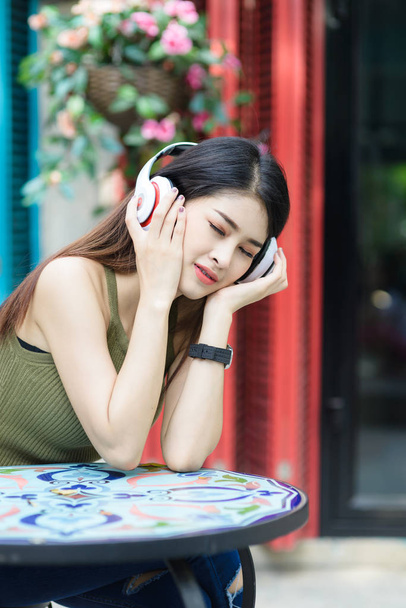 Beauty Woman wearing  braces and listening music in earphone on  - Foto, immagini