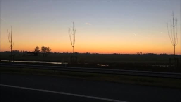 Πορτοκαλί του ουρανού και το ηλιοβασίλεμα στη φύση των κάτω χωρών - Πλάνα, βίντεο