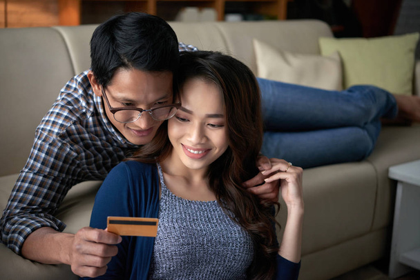 Vietnamees jonge man geven creditcard aan zijn vrouw - Foto, afbeelding