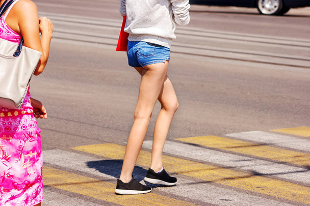 道路横断歩行者の足の女性と - 写真・画像