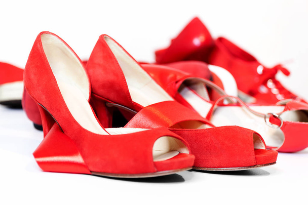 Κόκκινα παπούτσια, ένα σύμβολο femicide. Ενδεικτικό συντακτική - Φωτογραφία, εικόνα