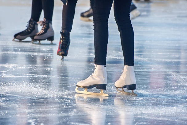 pernas de pessoas patinando closeup
 - Foto, Imagem