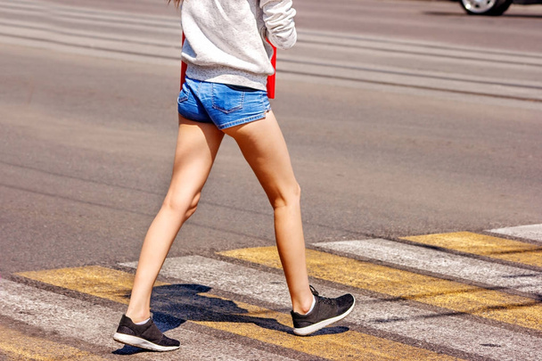 cruce de caminos con mujer, pies peatonales
 - Foto, Imagen