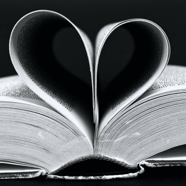 Libro con páginas plegadas en forma de corazón
 - Foto, Imagen