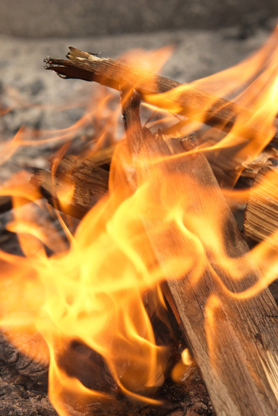 Una chimenea en llamas, fogata
 - Foto, imagen