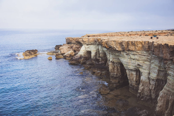 Ajia Napa, Cypr. Jaskinie morskie w Cavo Greco Cape.  - Zdjęcie, obraz
