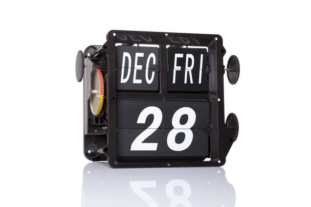 Μηχανική ημερολόγιο απομονωμένη ρετρό ημερομηνία. - Φωτογραφία, εικόνα