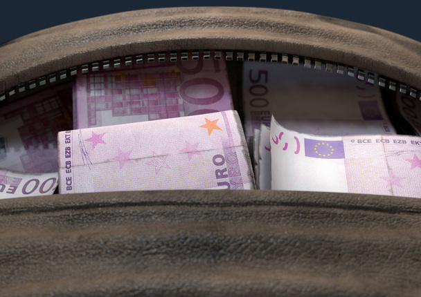 Нелегальна готівка в коричневій сумці
 - Фото, зображення