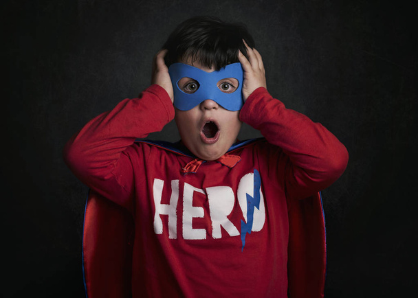 criança surpreso jogando super-herói
 - Foto, Imagem