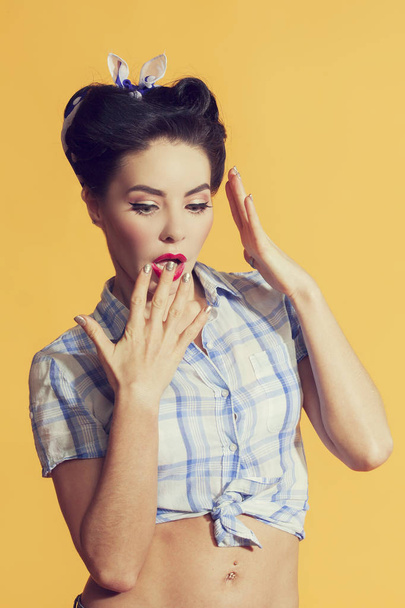 jonge vrouw in pin-up stijl met een briljante manicure - Foto, afbeelding