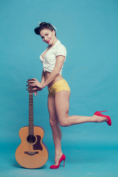 young woman in pin-up style with a guitar - Φωτογραφία, εικόνα