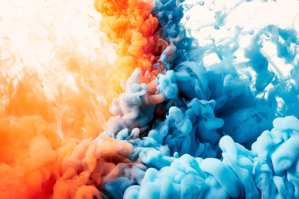 Крупный план брызг синей и оранжевой красок, абстрактный фон
 - Фото, изображение