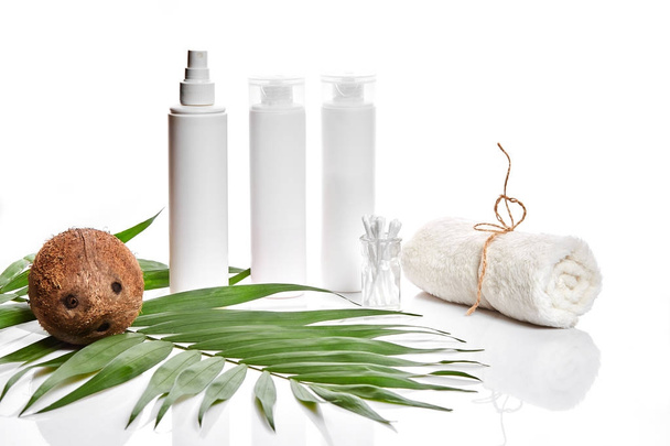 Organiczne kosmetyki z kokosem na białym tle. - Zdjęcie, obraz