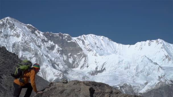 O turista sobe o penhasco no Himalaia
 - Filmagem, Vídeo