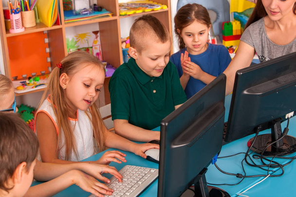 Children computer class us for education and video game. - Zdjęcie, obraz