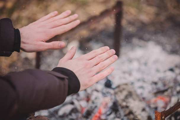 Ellerini dışarıda kamp ateşi ile ısınma Gezgin. . - Fotoğraf, Görsel