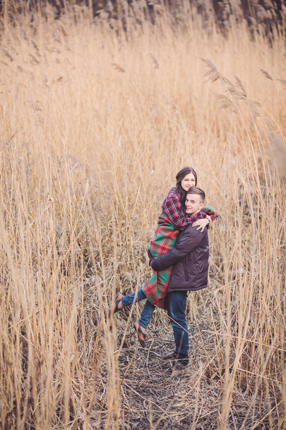fiatal pár az őszi parkban - Fotó, kép