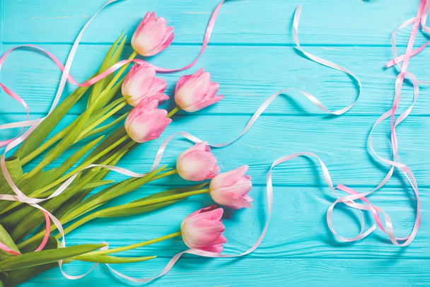 Wooden blue background and pink tulips - Foto, afbeelding