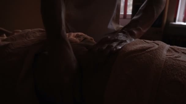 Masajista vierte aceite caliente en el estómago de la niña y masajes. Masaje Abyanga
. - Metraje, vídeo