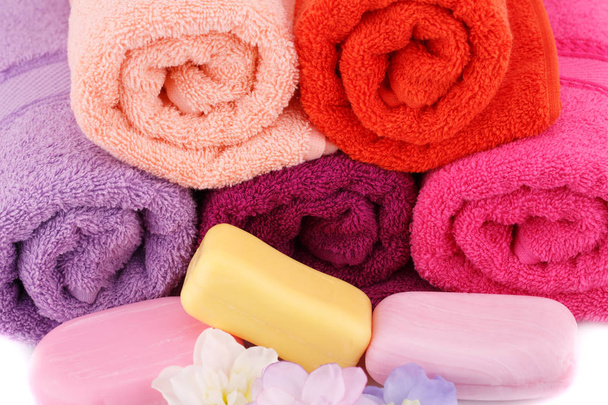 Ręczniki, kwiaty i mydła - Zdjęcie, obraz