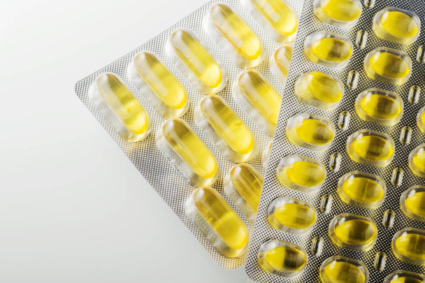 fish oil capsules in blister - Фото, зображення