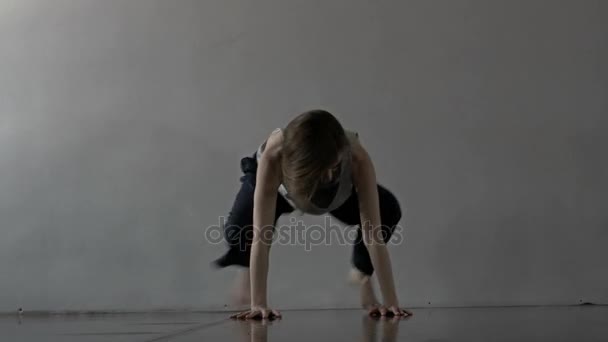 Mädchen und ihr minimalistischer Tanz - Filmmaterial, Video