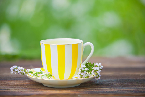 porcelainl Puchar z zielonej herbaty na stole - Zdjęcie, obraz
