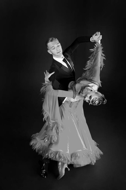 танцювальна бальна пара танцює позу ізольовано на чорному тлі. чуттєві професійні танцюристи чорно-білі
 - Фото, зображення