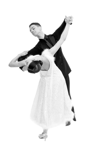 Tanssisali pari tanssissa aiheuttaa eristetty valkoisella taustalla. Tanssisali aistillinen proffessional tanssijoita tanssia Walz, tango, hidas kettu ja quickstep
 - Valokuva, kuva