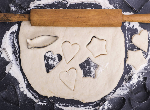 pâte enroulée avec un rouleau à pâtisserie en bois pour un cookie
 - Photo, image