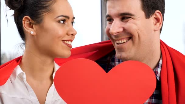 cámara lenta en pareja besándose después de un corazón de papper rojo
 - Imágenes, Vídeo