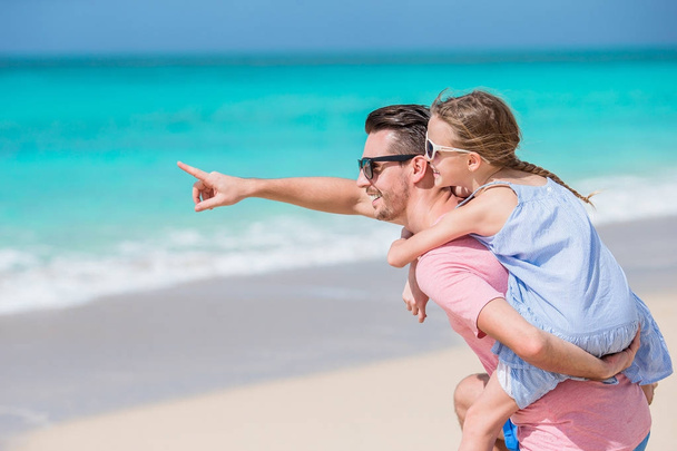Kleines Mädchen und glücklicher Papa beim Strandurlaub - Foto, Bild