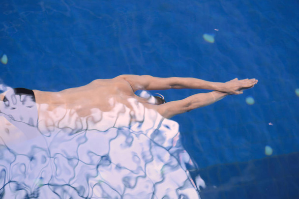 Чоловік плаває у басейні. Підводне фото. Чоловічий плавець
. - Фото, зображення