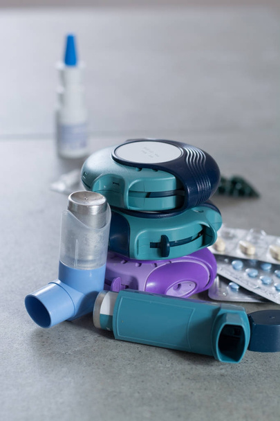 Pilules et inhalateurs pour l'asthme, la bronchite, les maladies pulmonaires
 - Photo, image