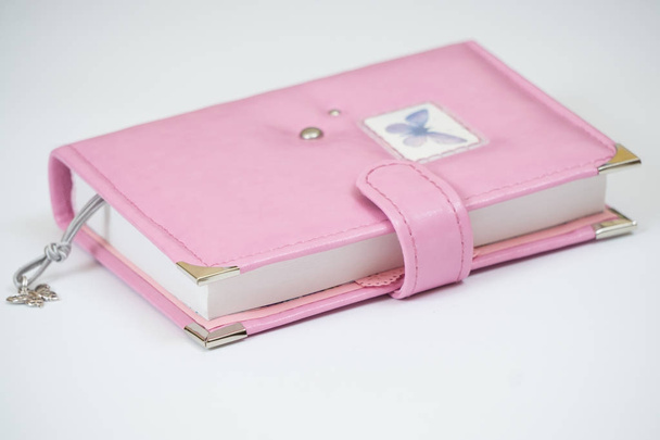 Handgemaakte roze kleur lederen laptop, planner voor zowel zakenreizigers als e - Foto, afbeelding