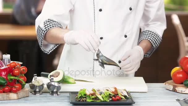 Chef preparing salad, sauce. - Кадры, видео