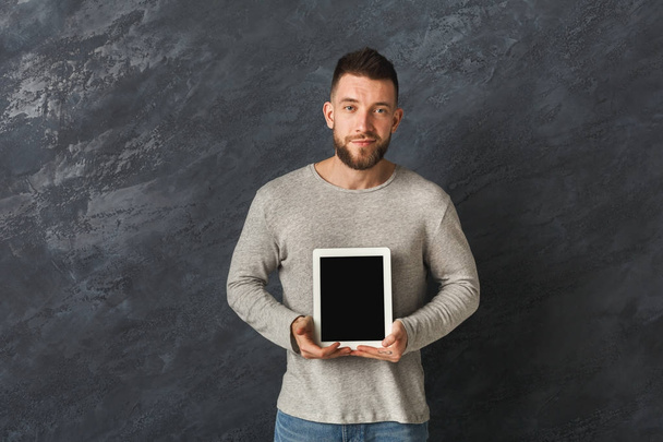 homem bonito segurando tablet digital em estúdio
 - Foto, Imagem
